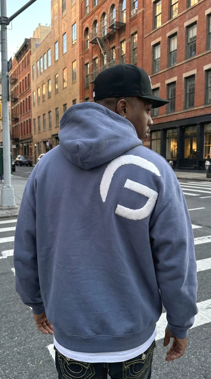 Future Gen G logolu nakışlı kapüşonlu sweatshirt, sokak çekimi