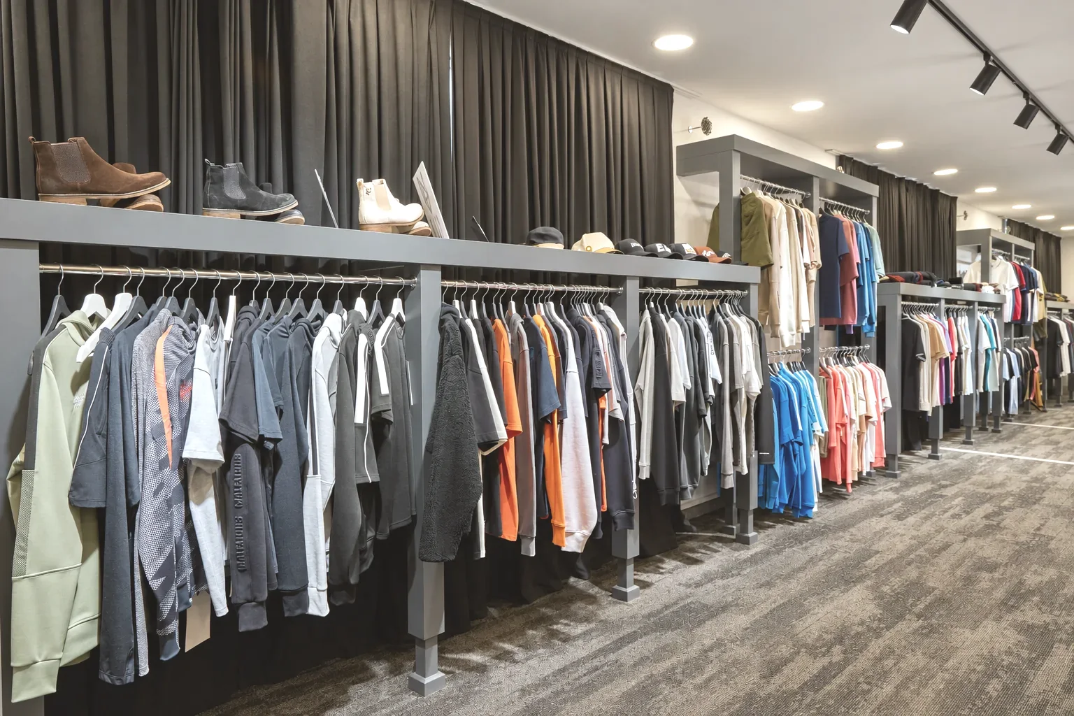 Showroom'da askılarda sergilenen koleksiyonlar