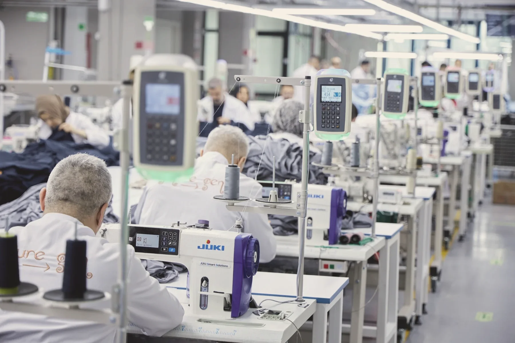 Dikimhanede elektronik dikiş makineleri başında çalışan ekip